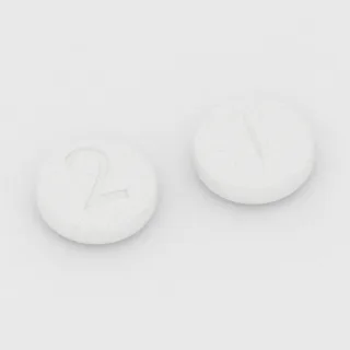 Clonazepam 2 mg Tablette: weiß, rund, 8 mm, mit Bruchkerbe, Prägung 2.