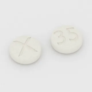 Cetirizin 5 mg Tablette: weiß, rund, 6 mm, Prägung X auf der einen Seite und 35 auf der anderen.
