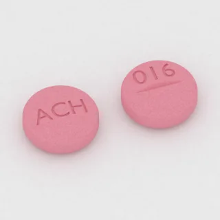 Candésartan 16 mg en comprimé : rose, rond, 7 mm, sécable, inscription ACH sur une face et 016 sur l'autre.