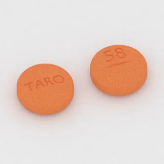 Amiodaron 300 mg Tablette: orange, rund, 12 mm, mit Bruchkerbe, Prägung TARO auf der einen Seite und 58 auf der anderen.