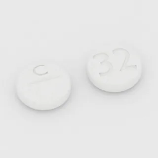 Captopril 12.5 mg Tablette: weiß, rund, 6 mm, mit Bruchkerbe, Prägung C auf der einen Seite und 32 auf der anderen.
