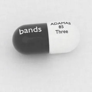 Amantadyna 68.5 mg, kapsułka: biała i czarna, 18 mm, z oznaczeniem ADAMAS 85 Three black bands.