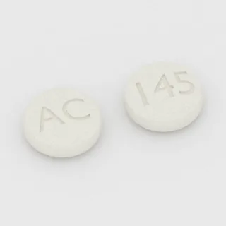 Chlortalidon 25 mg, tabletka: biała, okrągła, 6 mm, z oznaczeniem AC po jednej stronie i 145 po drugiej.