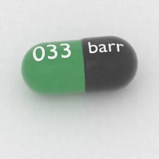 Kapsul Klordiazepoksid 10 mg: hitam dan hijau, 14 mm, dengan kode cetak barr di satu sisi dan 033 di sisi lainnya.