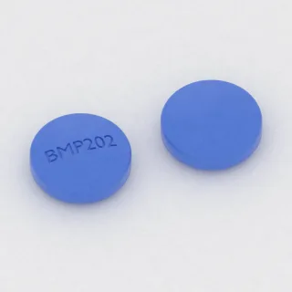 Tablet Amoksisilin 100 mg: biru, bulat, 9 mm, dengan kode cetak BMP202.